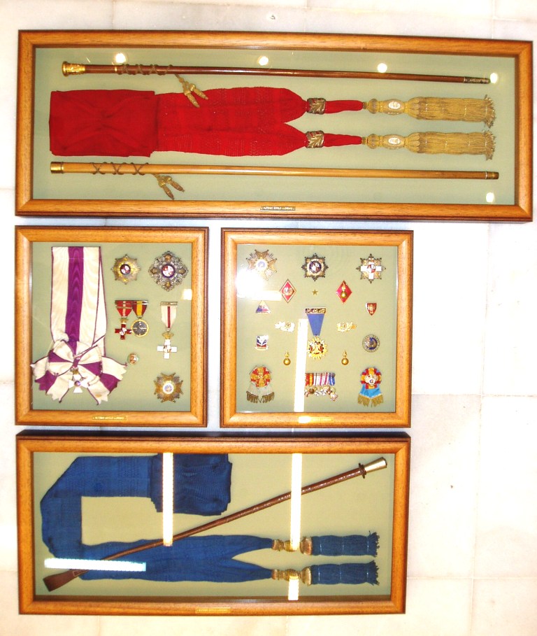 Enmarcación con composiciones de insignias militares